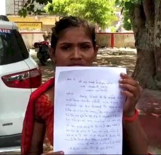 Raibareli- पति पर प्रताड़ना का आरोप, कोतवाल से लगाई न्याय की गुहार,,,,