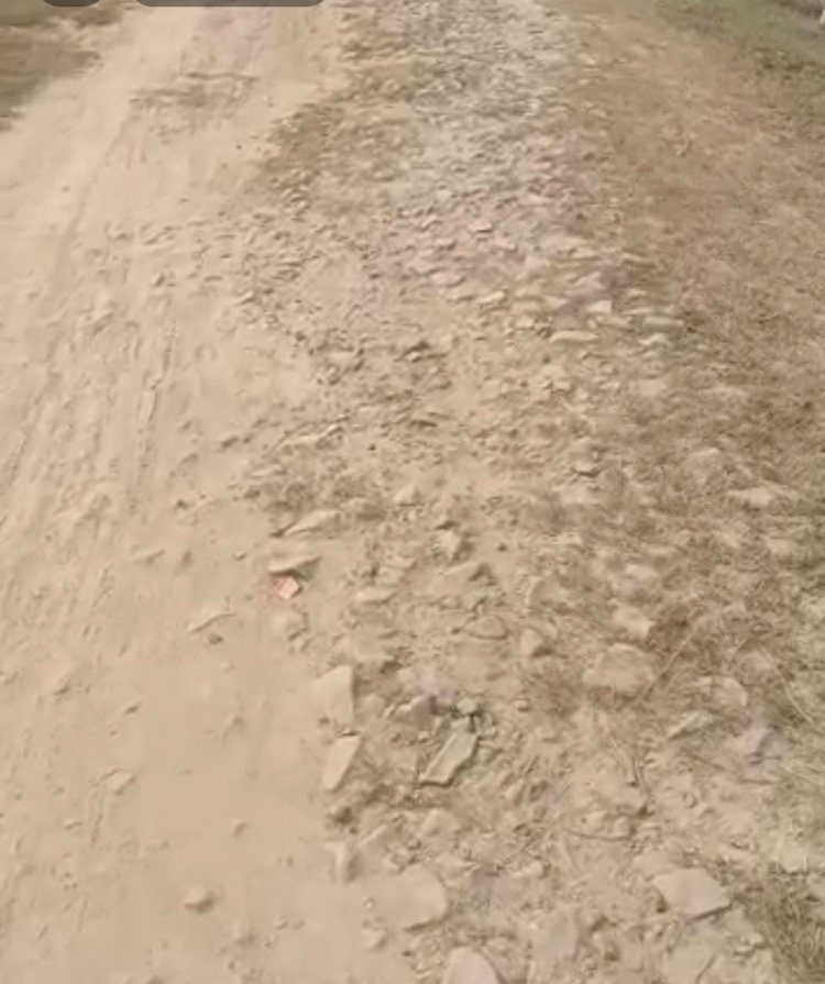 Raibareli- गंगा घाट तक जाने वाले मार्ग पर 25 साल से पड़ा है बोल्डर