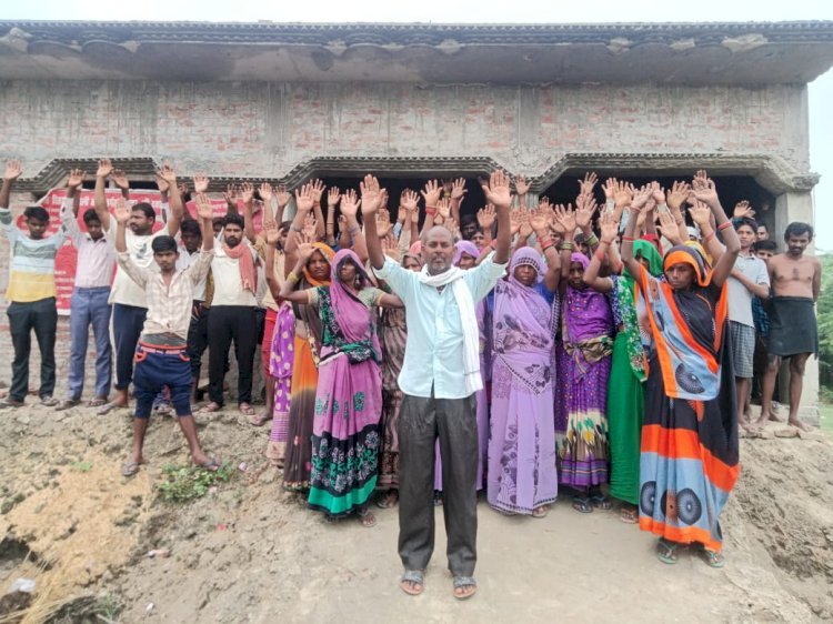 Raibareli-जब पूर्ति निरीक्षक ने कोटेदार को जबरन गाड़ी पर बैठाया, ग्रामीणों ने काटा हंगामा।
