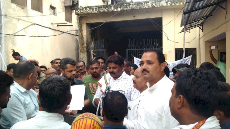 Raibareli-सफाई कर्मचारियों का धरना समाप्त,पालिका ने मानी मांगे- संघ मांगे माना जाना कर्मचारी की एकता का परिचायक