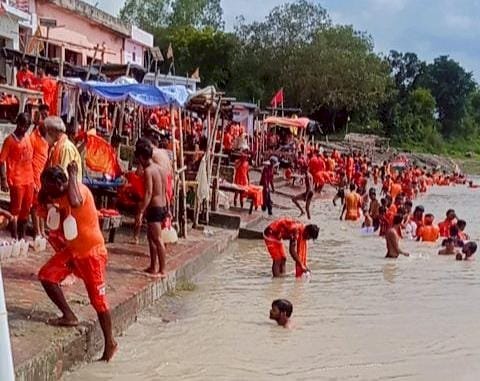 Raibareli- श्रावण मास के तृतीय सोमवार को हजारों श्रद्धालुओं वा कांवरियों ने किया गंगा स्नान,,