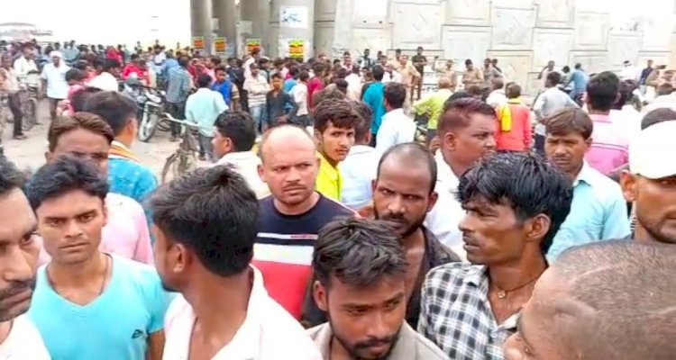 Raibareli-ग्रामीणों ने जिला प्रशासन के विरोध में जमकर की नारेबाजी