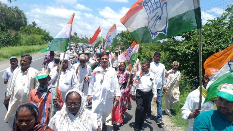 Raibareli- कांग्रेसीयों द्वारा महगांई एवं बेरोजगारी के खिलाफ आज़ादी गौरव पद यात्रा का किया,,,