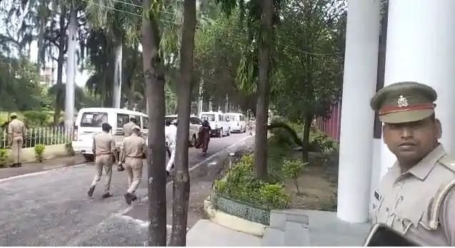 आखिर क्या वजह है जो CM योगी से ज्यादा चर्चा का विषय बनी रायबरेली डीएम