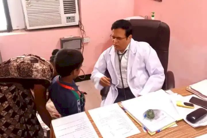 Raibareli-मुख्य चिकित्सा अधिकारी ने खुद मरीजो का किया ईलाज