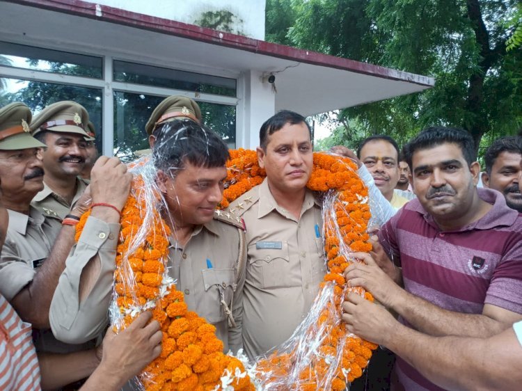 Raibareli-कोतवाल की विदाई में उमड़ा जनसैलाब माला पहनाने वालों की लगी रही होड़।