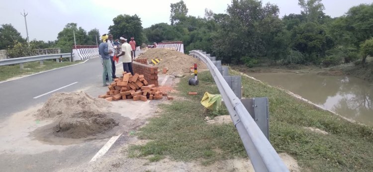रायबरेली-सँवरई नाले पर बने पुल के दोनों तरफ की मिट्टी तेज बहाव में बही,मंड़राया खतरा*