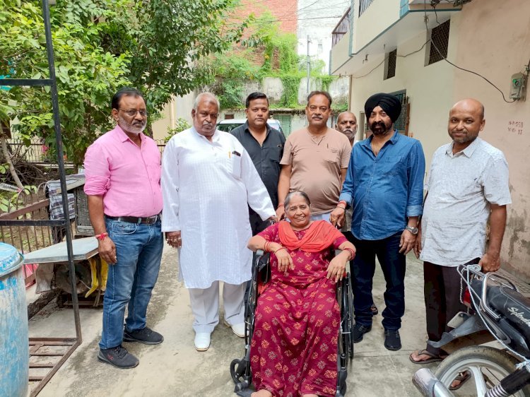 Raibareli-प्रधानमंत्री के जन्मदिन पर व्हीलचेयर पाकर बुजुर्ग महिला को मिली खुशी