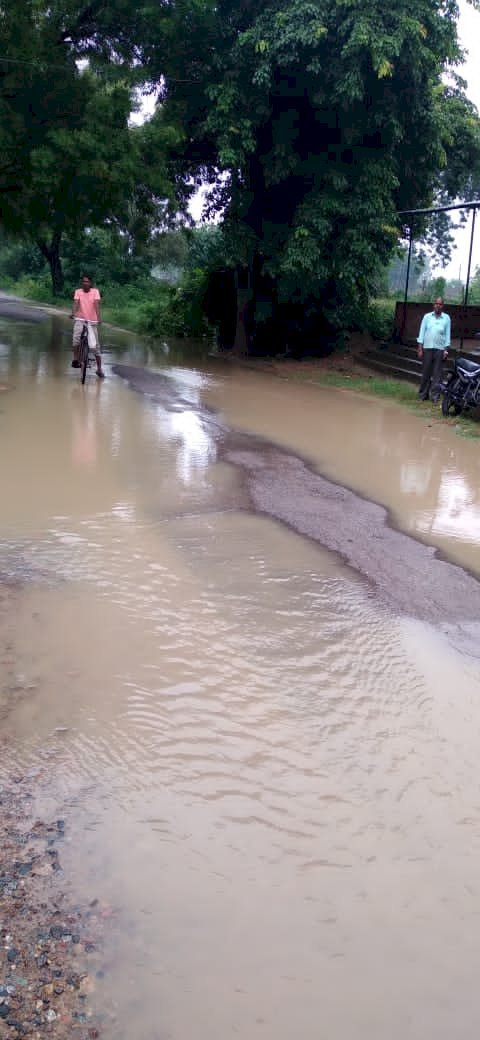 Raibareli-सरेनी में सड़कों का हाल बेहाल,राहगीरों का चलना हो रहा दुश्वार*