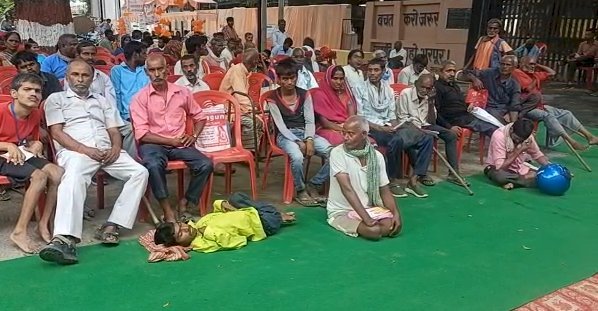 Raibareli-कलेक्ट्रेट के सामने मानवता हुई शर्मसार