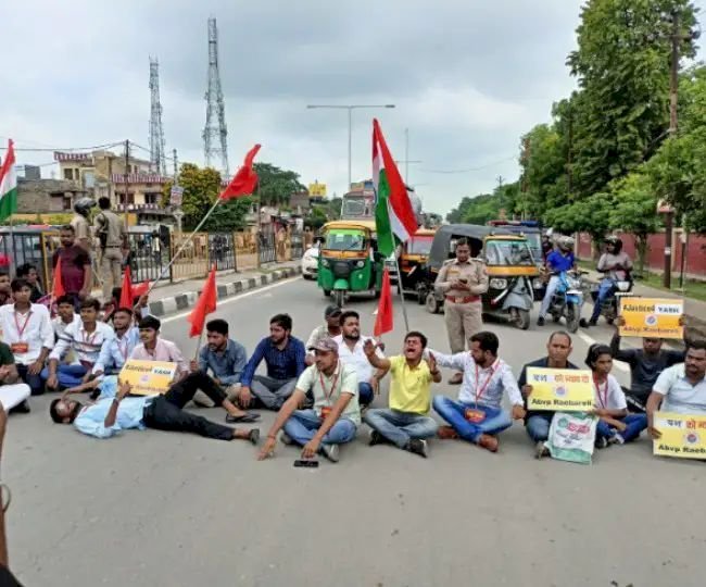 यूपी-यस को न्याय दिलाने के लिए सड़क पर उतरा ABVP