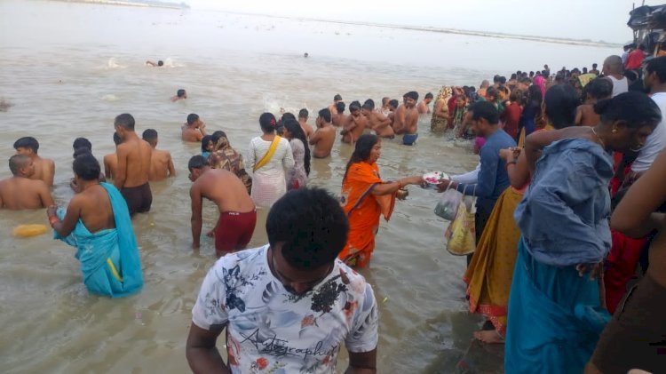 रायबरेली-नवरात्र के प्रथम स्थापना दिवस के अवसर पर हजारों श्रद्धालुओं नें गंगा में लगाई डुबकी