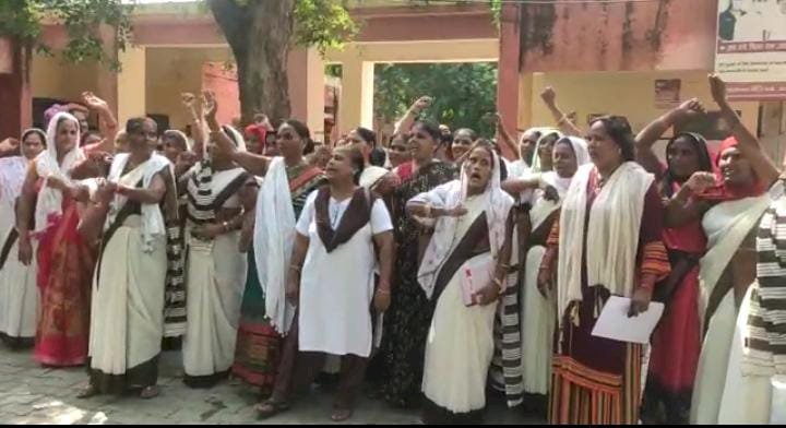 रायबरेली- छह माह से वेतन ना मिलने से नाराज आशा व संगिनी ने सीएचसी परिसर में जमकर की नारेबाजी,,,,,