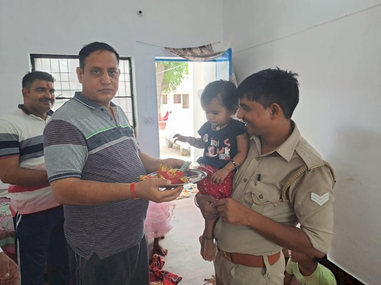 रायबरेली- कोतवाल संजय कुमार त्यागी कोतवाली परिसर में कन्या भोज कराकर लिया उनका आशीर्वाद