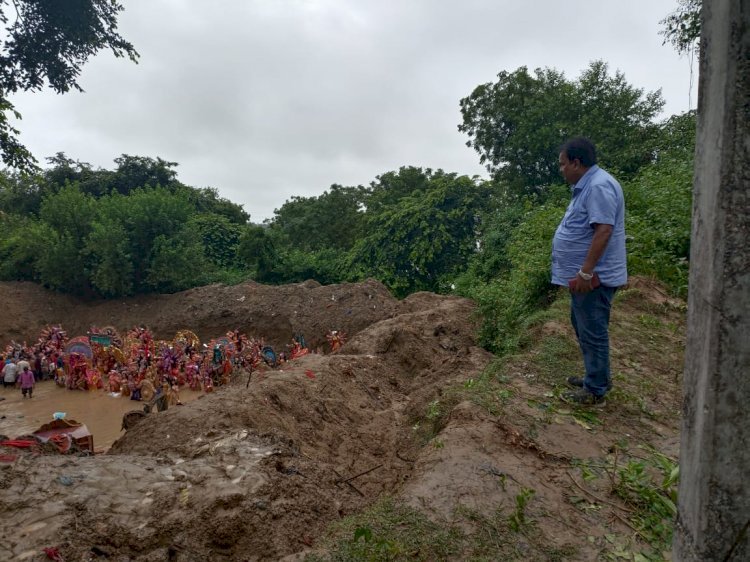 रायबरेली-प्रशासन की मौजूदगी के बीच भक्तों ने गाजे बाजे के साथ देवी मूर्ति का किया विसर्जन