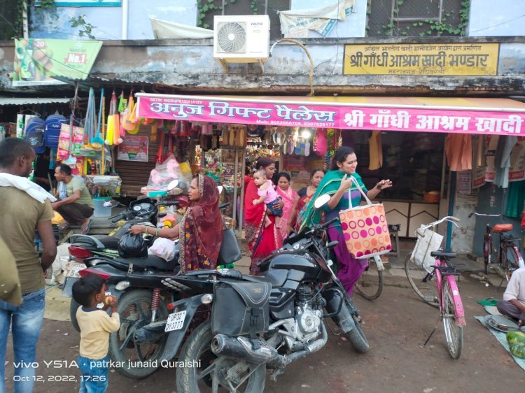 Raibareli-बाजारों में दिखी रौनक कल मनाया जाएगा करवा चौथ का त्यौहार