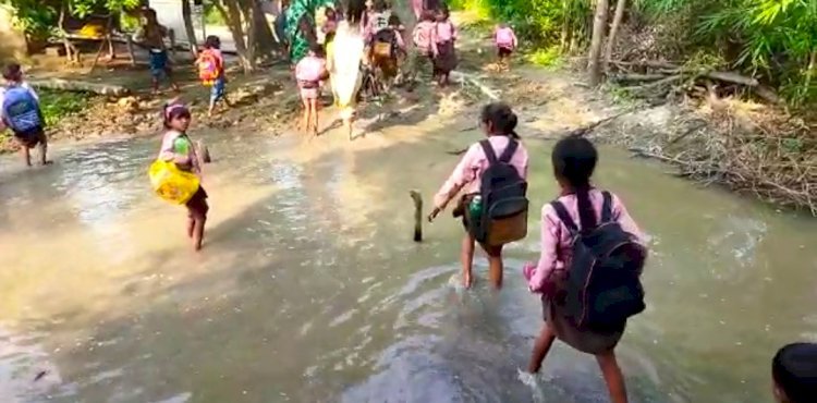 Raibareli-जलभराव के कारण बच्चों को विद्यालय आने जाने में होती है दिक्कत,ग्रामीणों में आक्रोश