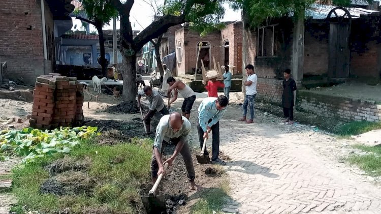 Raibareli-बेवली गांव में सफाई कर्मी के न आने से गांव में लगा गंदगी का अंबार।