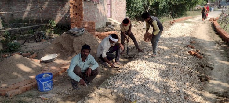 Raibareli-विधायक निधि से बनवायी जा रही सड़क में मानकों की अनदेखी से ग्रामीणों में आक्रोश