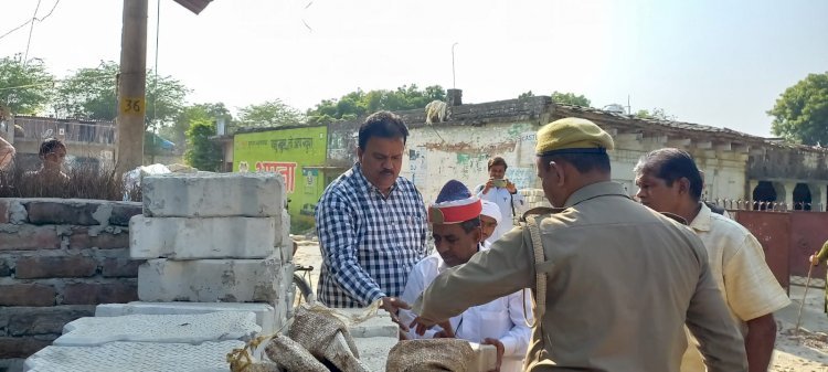 रायबरेली-R एक्सप्रेस खबर का हुआ असर पट्टीरहस कैथवल गांव जांच करने पहुचे एसडीएम,,,,