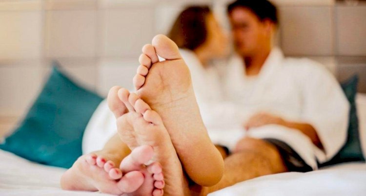ससुर ने दरवाजा खोला तो देखा प्रेमी के साथ रंगरेलियां मना रही थी बहू