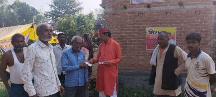 Raibareli-समाजसेवी शुल्ली साहू ने 750 लोगों को आयुष्मान का कार्ड बांटा।