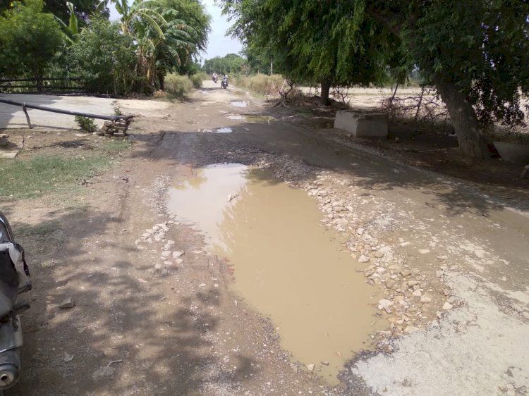 Raibareli- सड़क तो है लेकिन चलना दूभर..