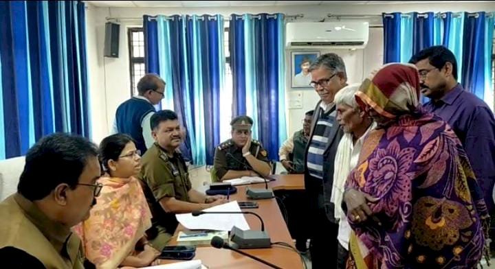 रायबरेली-रेलवे गेट खोलने के लिए व्यापार मंडल के अध्यक्ष ने एसडीएम को सौंपा ज्ञापन,,,