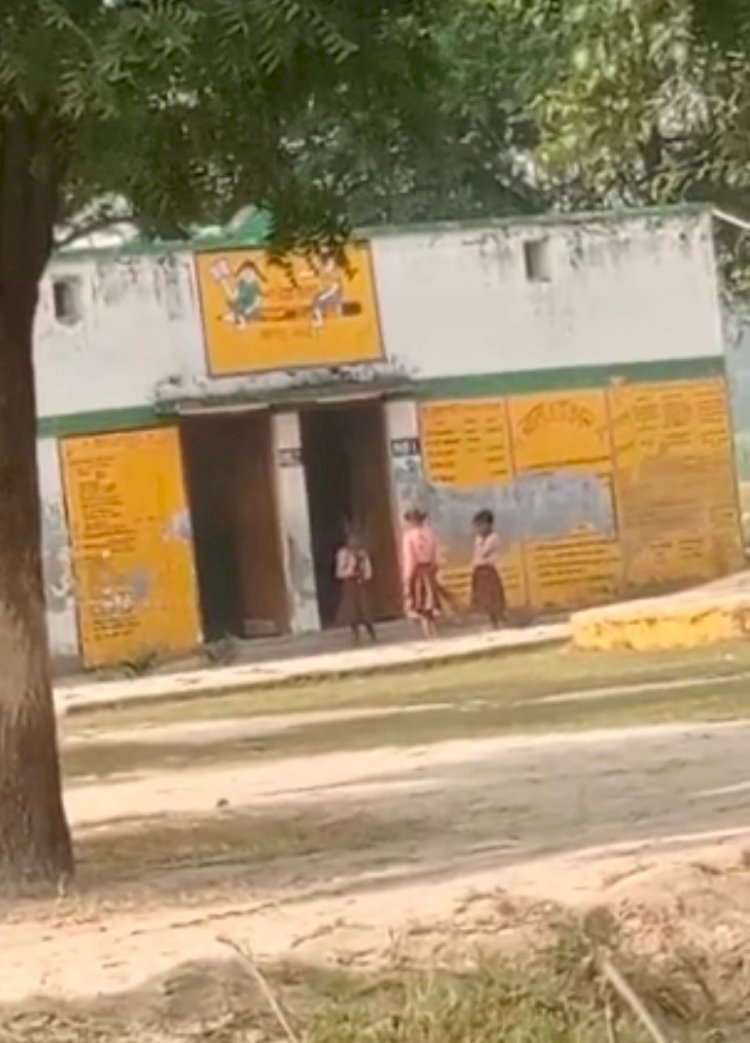 Raibareli-नौनिहालों के हाथों में किताबों की जगह झाड़ू,जगतपुर खंड शिक्षा अधिकारी का बेतुका बयान