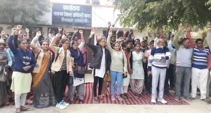 रायबरेली-एडीओ पंचायत व एडीओ आईएसबी में तनातनी के चलते कर्मचारियों ने किया धरना प्रदर्शन,,