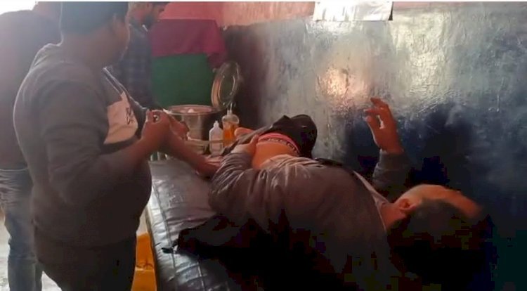 Raibareli-अनियंत्रित पिकअप डाला ने बाइक सवार को मारी टक्कर बाइक सवार घायल