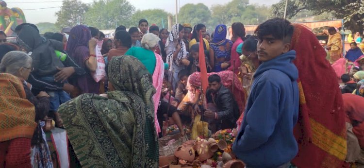 Raibareli-अश्विन मास के चौथे व आखिरी मंगलवार को ठाकुरबीर बाबा की समाधि पर श्रद्धालुओं ने चढ़ाये श्रद्धा व आस्था के कलश*