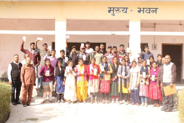 Raibareli - स्मार्ट फोन पाकर खिले छात्र-छात्राओं के चेहरे