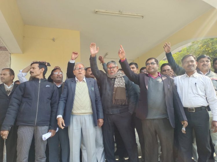 रायबरेली- साथी की हत्या पर उग्र हुए अधिवक्ता कार्य बहिस्कार कर की नारेबाजी,,,,