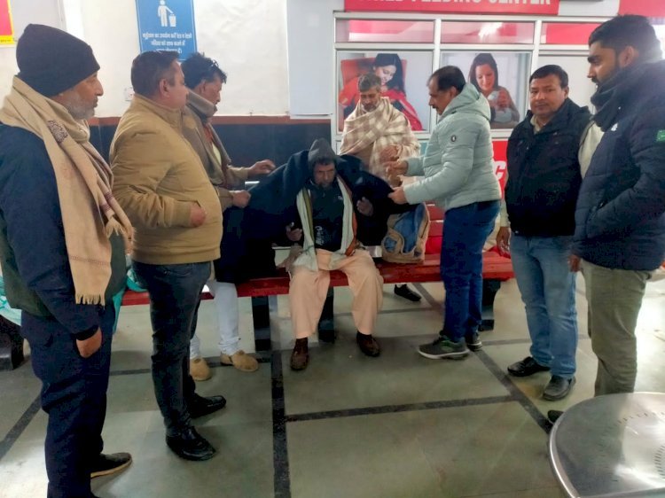 Raibareli-धुंध भरी रात में ठंड से बचाने के लिए ई.विजय रस्तोगी ने पहुंचाए कंबल