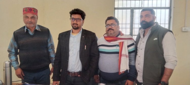 Raibareli-बिजली ट्रिपिंग व ट्रान्सफार्मर का लोड़ बढाये जाने को लेकर जेई से मिले उद्योग व्यापार मंडल के पदाधिकारी*