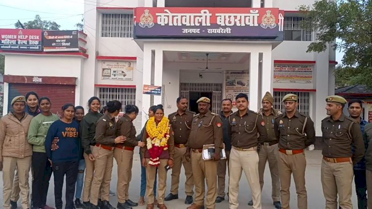 Raibareli-स्थानांतरित महिला थानेदार को स्टाफ द्वारा दी गई भावभीनी विदाई।