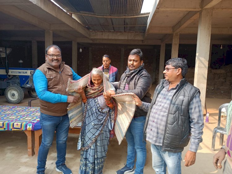 Raibareli-ब्लॉक प्रमुख प्रतिनिधि संतोष कुशवाहा ने गरीबों को कंबल वितरित किया।