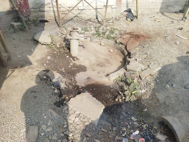 Raibareli-महीनों से बूंद बूंद पानी को तरस रहे हैं, जगतपुर चौराहे के दुकानदार एवं राहगीर