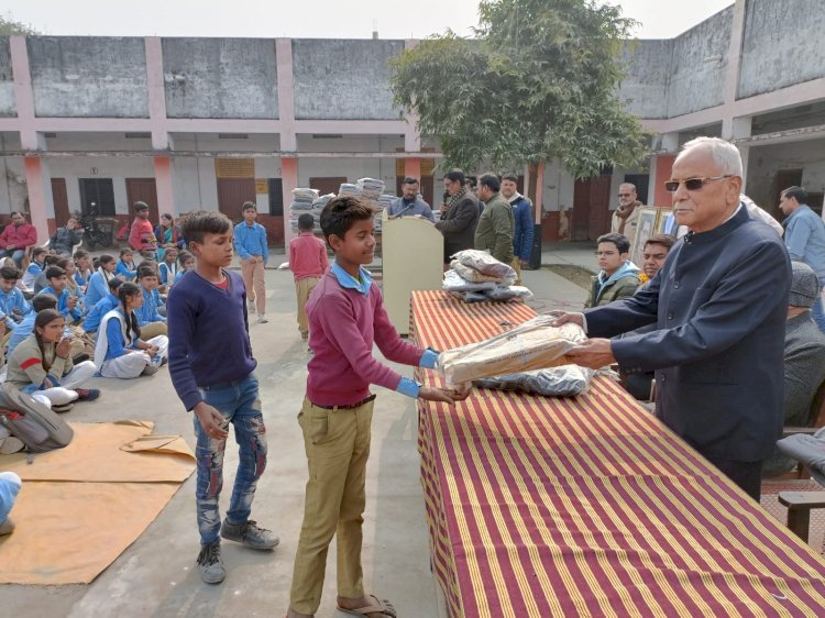 Raibareli-सर्वोदय विद्यापीठ सलोन में स्कूली बच्चों को मुख्य अतिथि ने गर्म कपड़े वितरित किया।