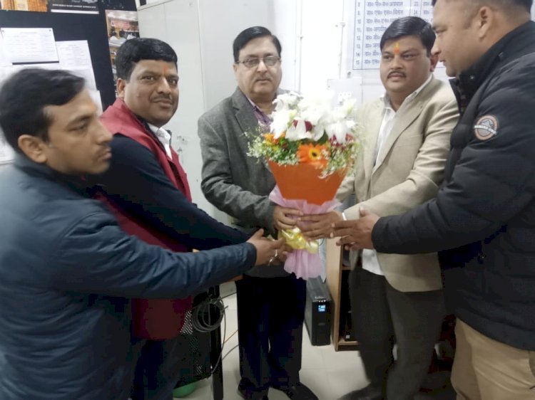 Raibareli-राज्य क्षयरोग अधिकारी को पुष्पगुच्छ भेंट कर नव वर्ष की दी बधाई -करुणा शंकर मिश्र