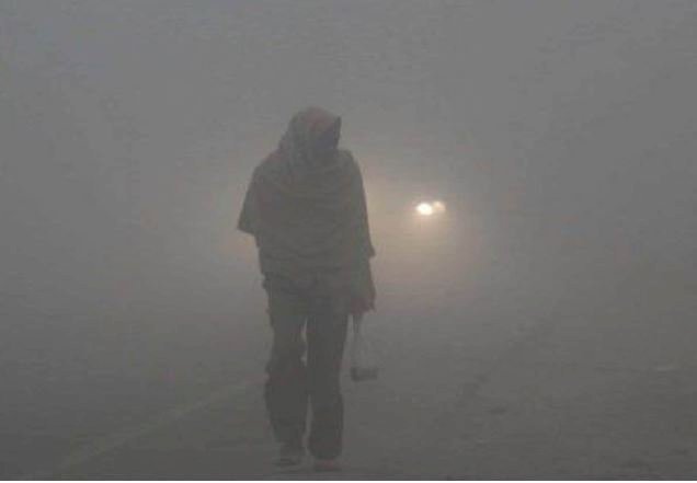 भीषण ठंड का कहर जारी, हाड़ कपा देने वाली ठंड में यात्रियों की नहीं ले रहा कोई सुध