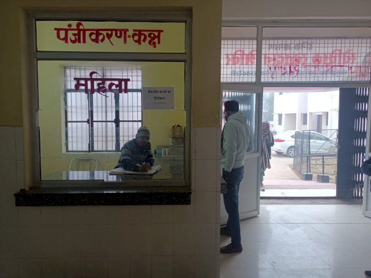 Raibareli-कोहरा व भीषण ठंड के चलते सामुदायिक स्वास्थ्य केंद्र सलोन के पंजीकरण कक्ष पर पसरा सन्नाटा।