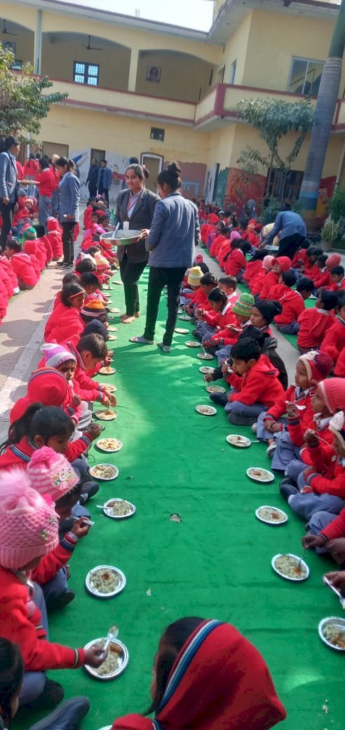 Raibareli-खिचड़ी भोज का किया गया आयोजन