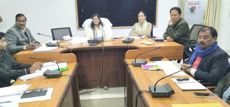 Raibareli-डीएम ने एक की संविदा कर्मी की सेवा समाप्त करने के दिये निर्देश, सात सचिव एवं ग्राम प्रधानों को नोटिस, तीन कर्मियों का वेतन रोका