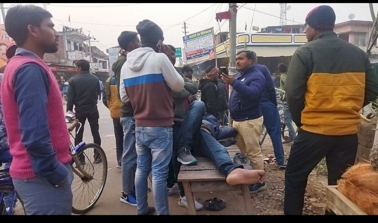 Raibareli-ट्रक ने बाइक में मारी ठोकर बाइक चालक गंभीर रूप से घायल।*
