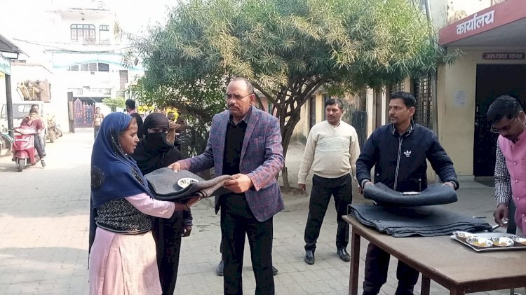 Raibareli-अधिशासी अधिकारी ने नगर पंचायत परिसर में गरीबों को कंबल वितरित किया।