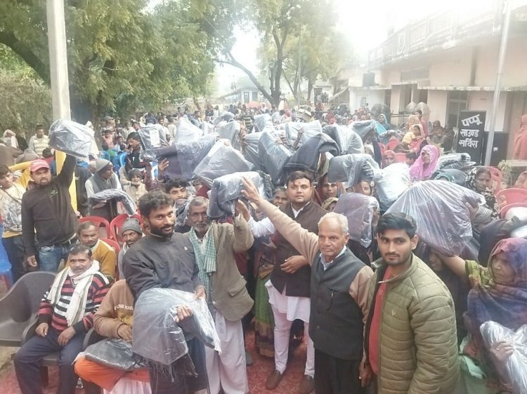 Raibareli-जिला पंचायत सदस्य आदर्श बाजपेई के द्वारा वितरित किए गए कंबल*