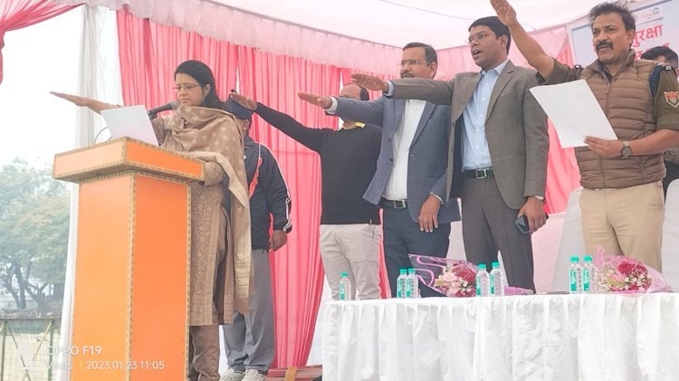 Raibareli-सड़क सुरक्षा कार्यक्रम में छात्र-छात्राओं को यातायात नियमों का पालन करने की दिलाई शपथ