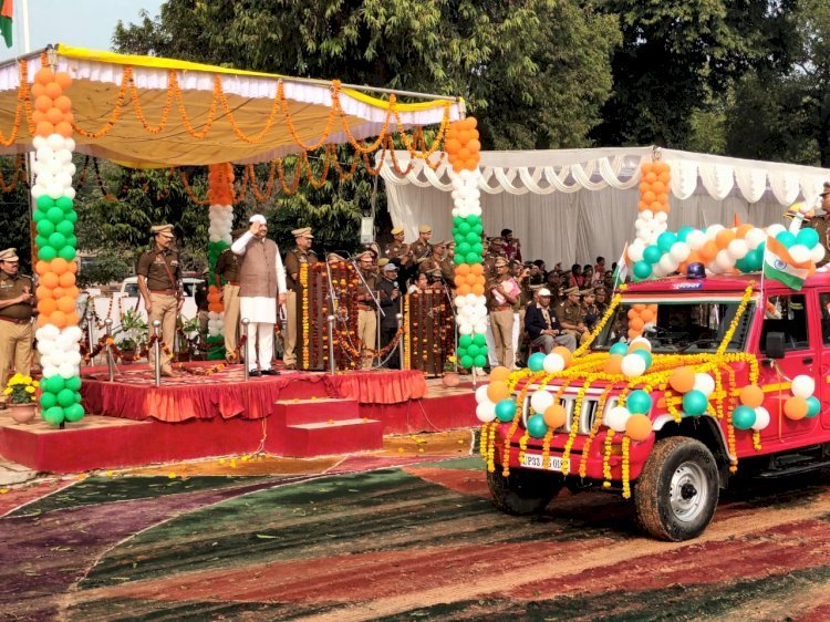 यूपी-उद्यान मंत्री ने दिनेश प्रताप सिंह गणतंत्र दिवस पर पुलिस लाइन में ध्वजारोहण कर राष्ट्रीय ध्वज को सलामी दी